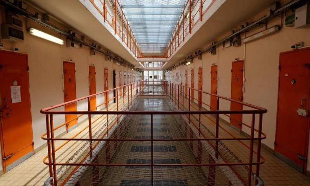 Συναγερμός στη Γαλλία: Kρατούμενος κρατά όμηρο σωφρονιστικό υπάλληλο